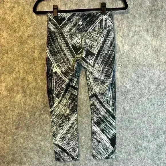 Lululemon White & Black Wunder Under Crop II - Size 4 - Picture 2 of 4